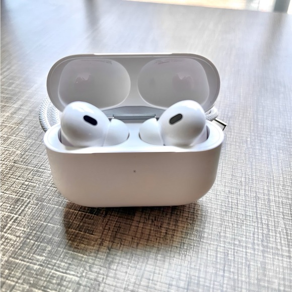 Apple AirPods Pro 2nd Generation with MagSafe Wireless Charging Case - White - Picture 2 of 7